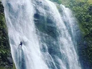 Explora la Cascada El Escobo en Vergara, Cundinamarca: Naturaleza y Deportes Extremos