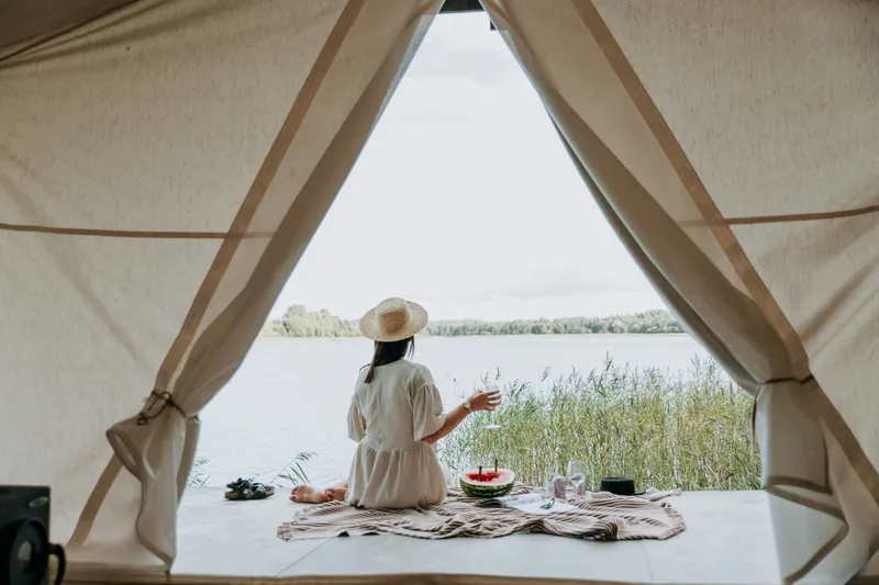 mujer en glamping.jpg